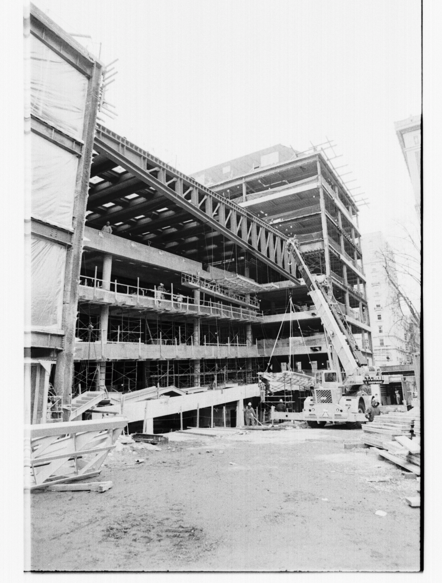 The building production was implemented by Bernard Tschumi Architects and Gruzen Samton Associated Architects, with contributions from Severud Associates, Ove Arup & Partners (New York), and Hugh Dutton (HAD) Paris. Photo courtesy of Columbia University Archives. 