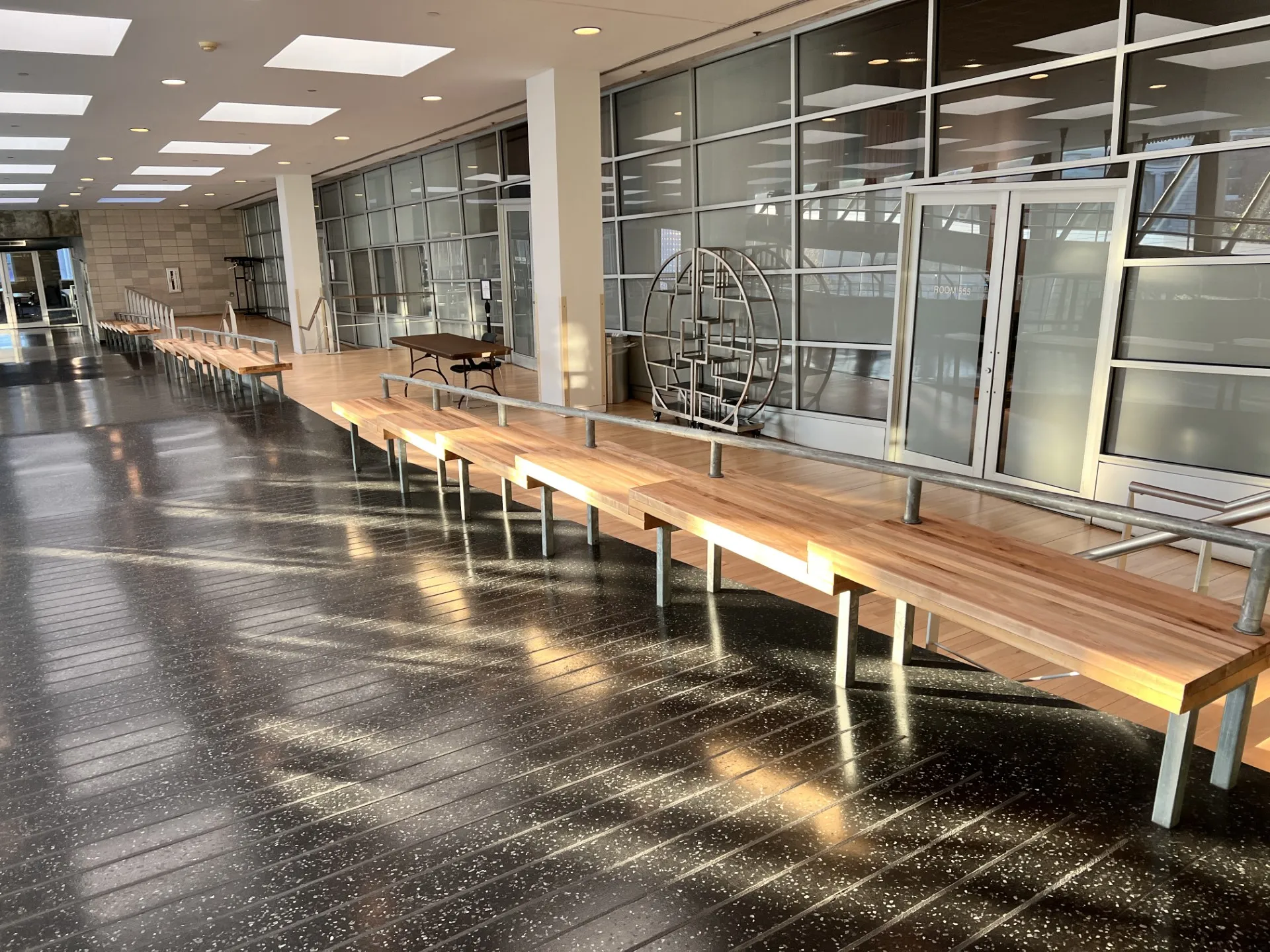 Photo of new benches for students to lounge have been added to the 5th floor  